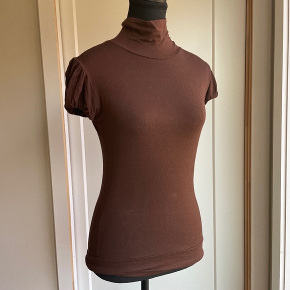 Fitted Short Sleeve Mock Turtle Neck with Gathered Shoulders. - Picture 6 of 10